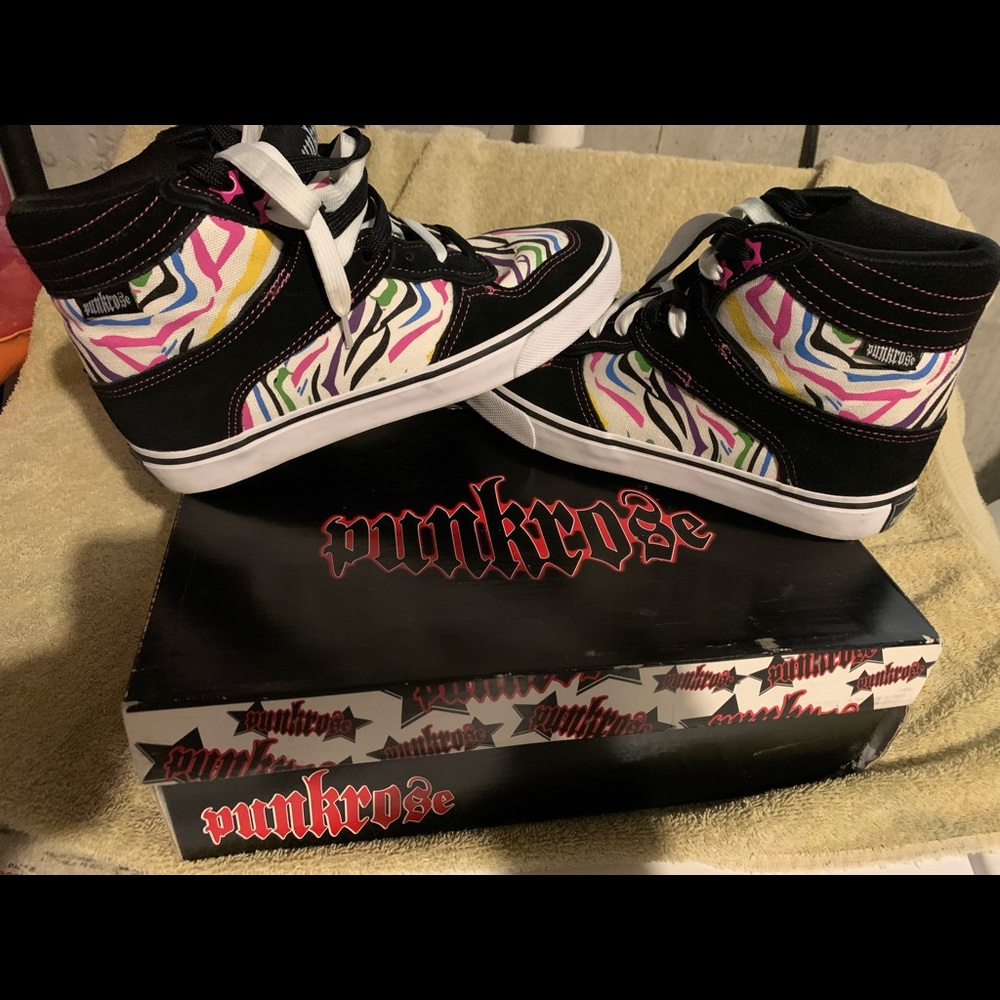 Sneakers - Picture 2 of 5